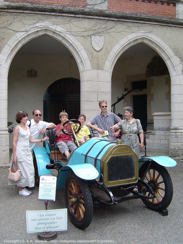 À l'entrée du musée