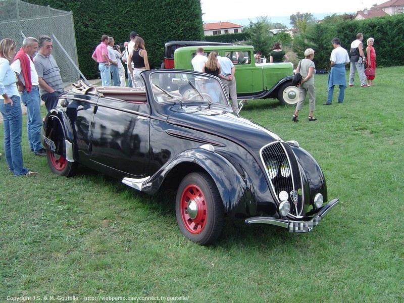 Un cabriolet Peugeot 202