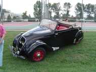 Un cabriolet Peugeot 202