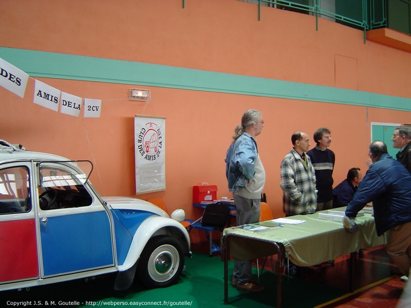 Le stand du club des Amis de la 2CV