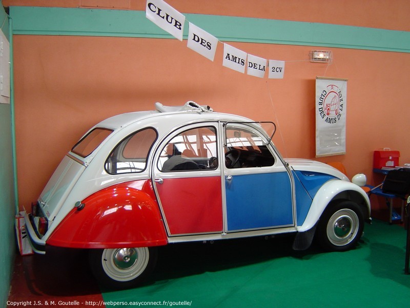 Le stand du club des Amis de la 2CV