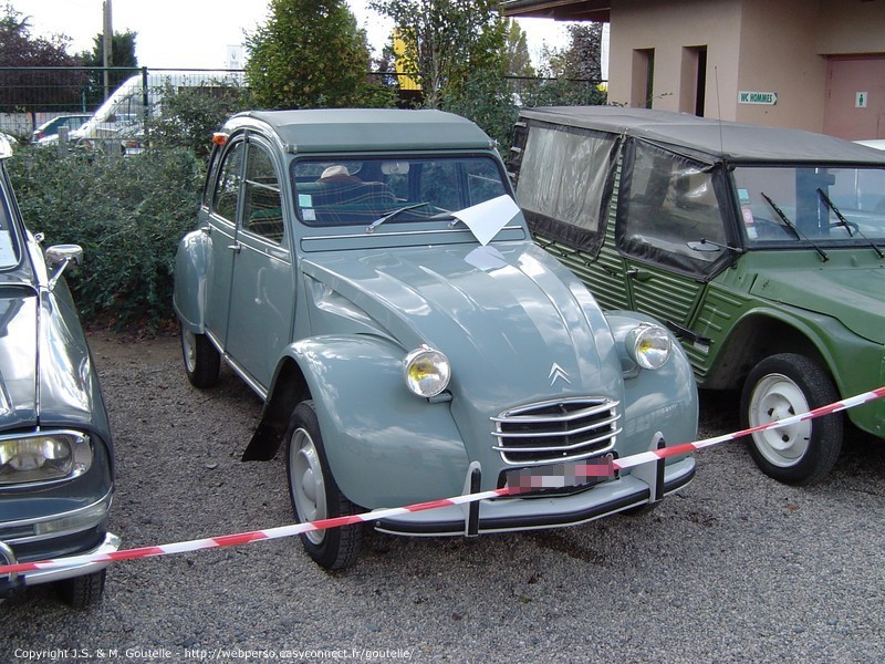 Une 2CV AZA de 1969 (vert cacté AC513)