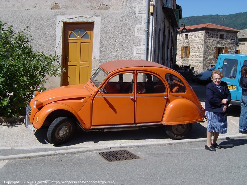 Une 2CV Orange Ténéré et sa propriétaire