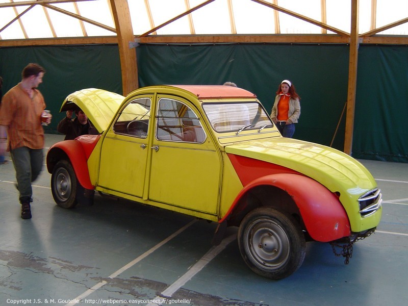 Une 2CV bicéphale