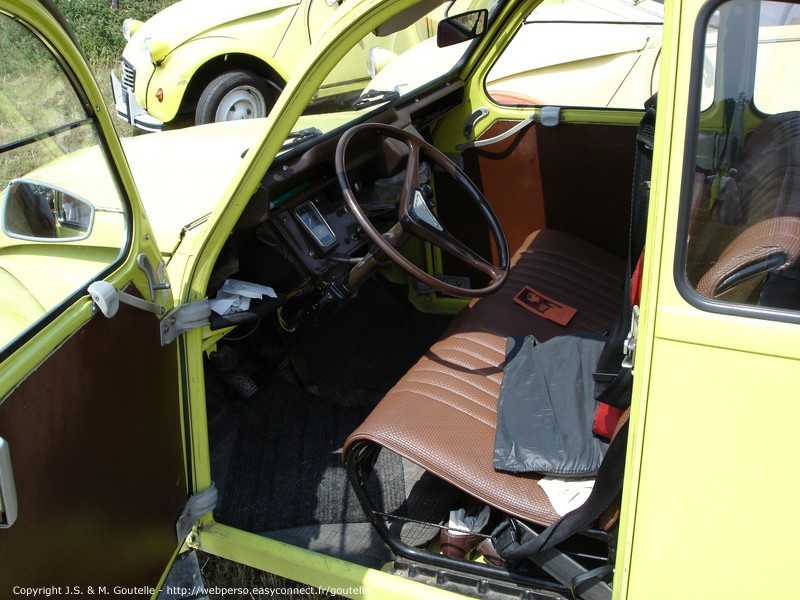 Intérieur d'une 2CV Spécial