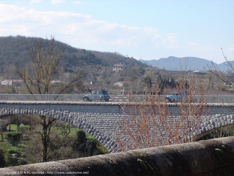 Sur un pont sur l'Ardèche