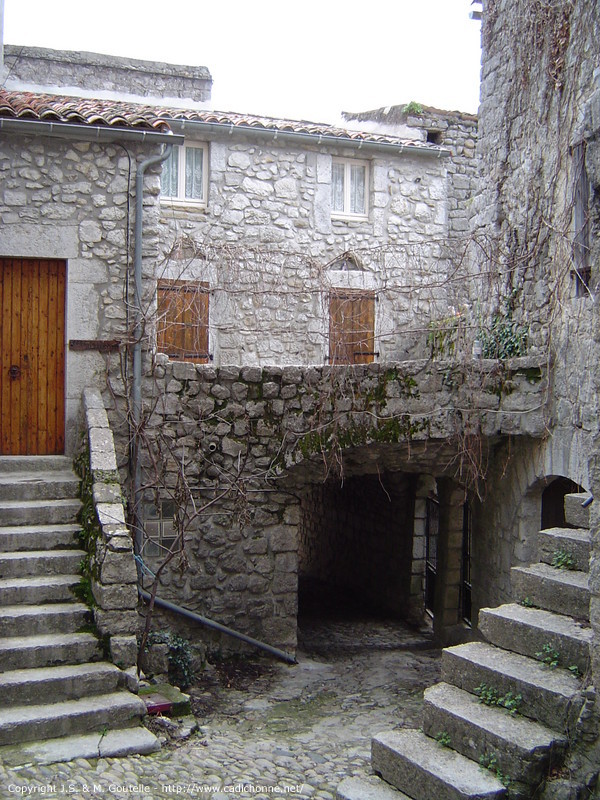 Dans le village de Balazuc