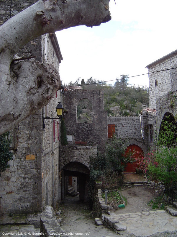 Dans le village de Balazuc