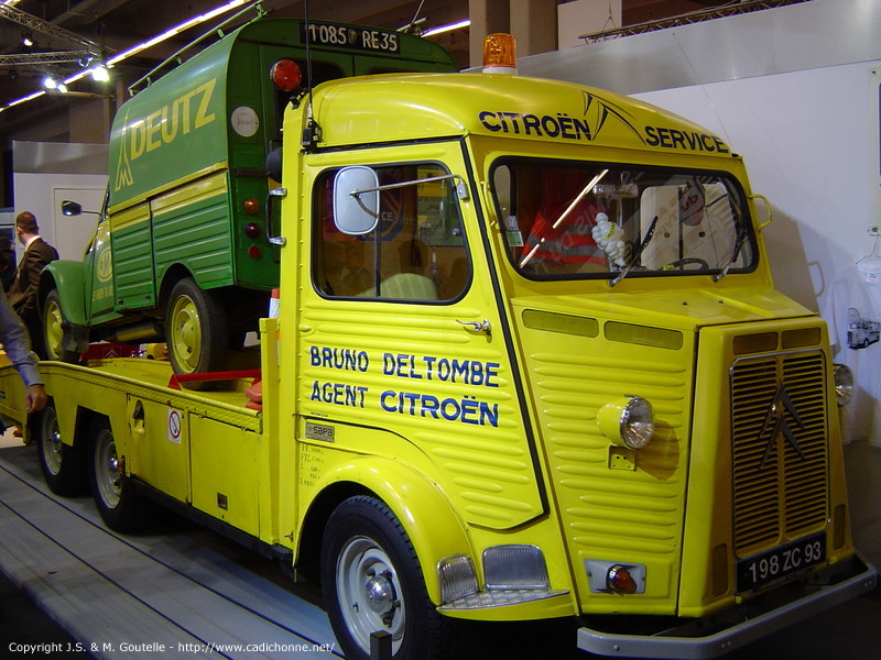 Le stand de l'Association des 2CV clubs de France