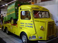 Le stand de l'Association des 2CV clubs de France