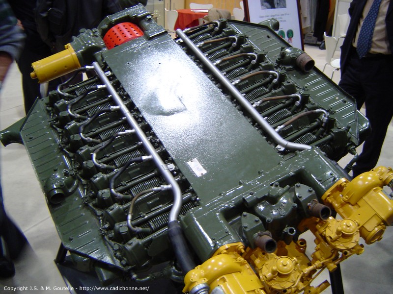 Moteur de l'EBR Panhard 8×8 1954