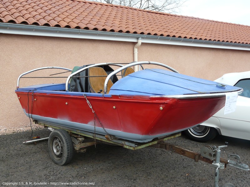 Bateau Rousson à moteur de 2CV