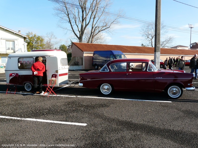 Attelage Opel et caravanne d'époque